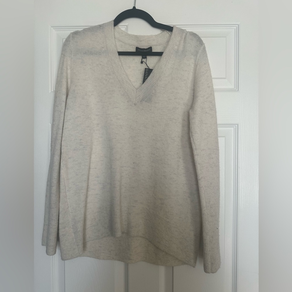 NWT - Womens Small Banana Republic cream Aire Yarn v-neck sweater - never worn